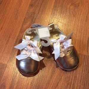 Baby Rose Hold Shoes